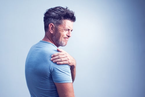 What are the symptoms of a shoulder injury